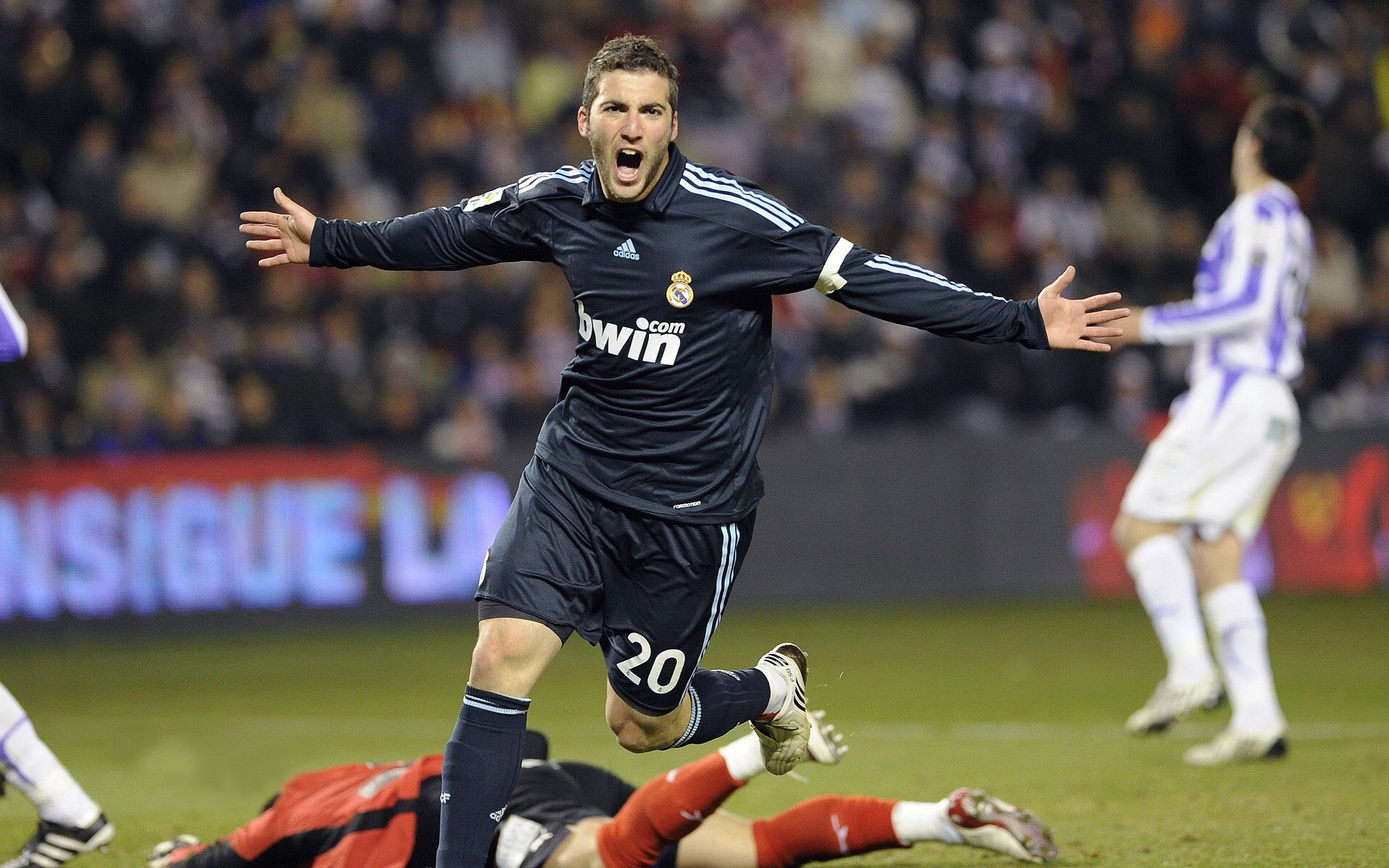 新起点！埃里克森加盟德甲，24号球衣正式上身！，十佳球_埃里克森任意球绝杀米兰 德甲现全场奔袭